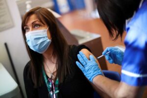 Εμβόλιο: Η τέταρτη δόση διπλασιάζει την αντίσταση στην Όμικρον