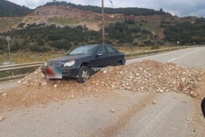 Ναύπακτος: Ατύχημα με ΙΧ δίπλα στον χείμαρρο ΣΚΑ