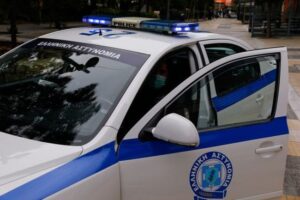 Αγρίνιο: 52χρονη προσπάθησε να χτυπήσει τον σύντροφό της και έκανε το σπίτι γαυλιά καρφιά