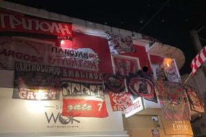 Αστυνομικοί της Ασφάλειας Μεσολογγίου σφράγισαν τον σύνδεσμο φιλάθλων του Ολυμπιακού στο Μεσολόγγι