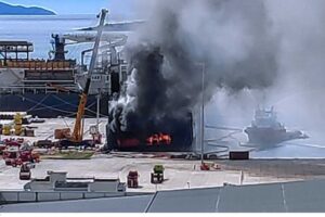 Euroferry Olympia: Βγαίνουν ακόμα καπνοί από το πλοίο – Έλιωσαν σωλήνες που απορροφούσαν το νερό