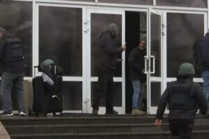 Ουκρανία: Έλληνες δημοσιογράφοι και μέλη της πρεσβείας φεύγουν από τη Μαριούπολη