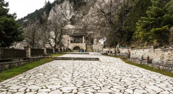 panagia i pelekiti to monastiri poy xechorizei sto throno ton agrafon3