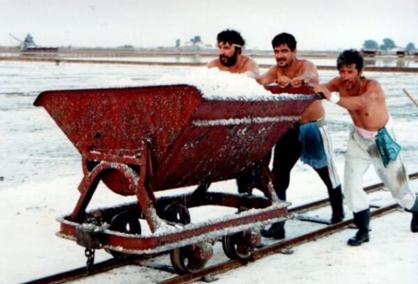 1999 Τουρλίδα. Σπρώχνωντας το βαγονέτο . Ελευθε. Μπούτης