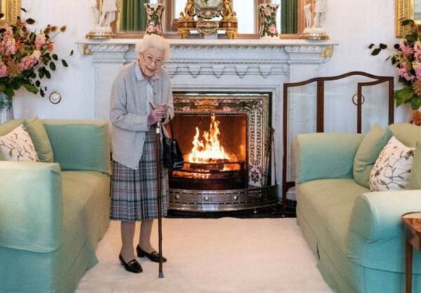 queen elizabeth welcomes liz truss at balmoral castle