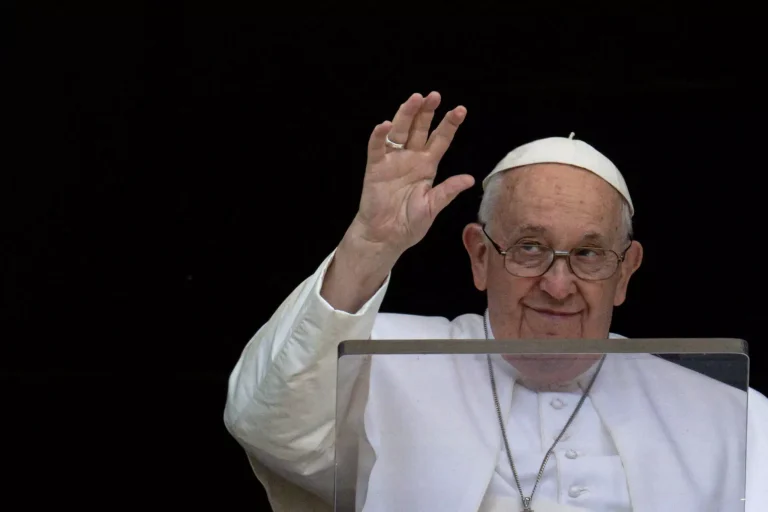 pope 2048x1364