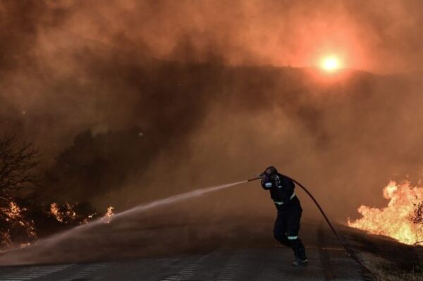 [371084] ΣΥΝΕΧΙΖΕΤΑΙ ΓΙΑ 2Η ΗΜΕΡΑ Η ΜΑΧΗ ΚΑΤΑΣΒΕΣΗΣ ΤΗΣ ΠΥΡΚΑΓΙΑΣ ΣΤΗΝ ΕΥΒΟΙΑ (ΜΙΧΑΛΗΣ ΚΑΡΑΓΙΑΝΝΗΣ / eurokinissi)