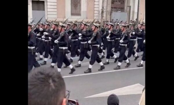 e8273b81 smin stratiotiki parelasi 25i martiou