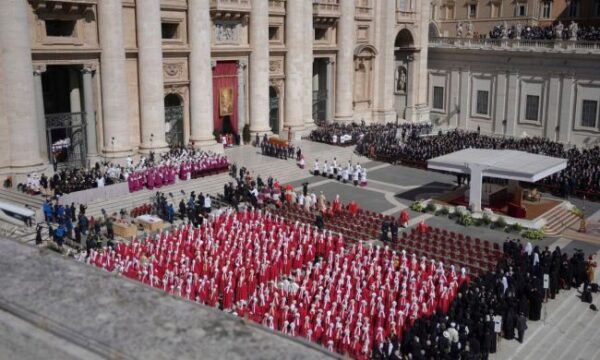 acc7a318 vatican pope feretro4