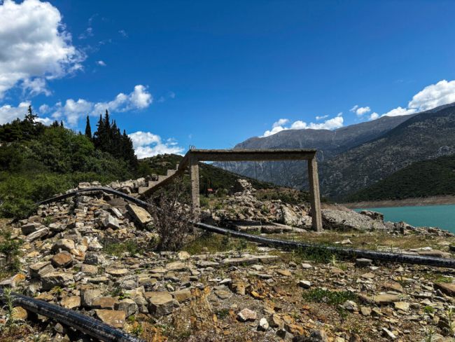 ΧΑΜΗΛΗ Η ΣΤΑΘΜΗ ΤΟΥ ΝΕΡΟΥ ΣΤΗΝ ΛΙΜΝΗ ΤΟΥ ΜΟΡΝΟΥ (ΧΡΗΣΤΟΣ ΣΤΡΑΤΟΥΛΑΚΟΣ/apohxos.gr/eurokinissi)