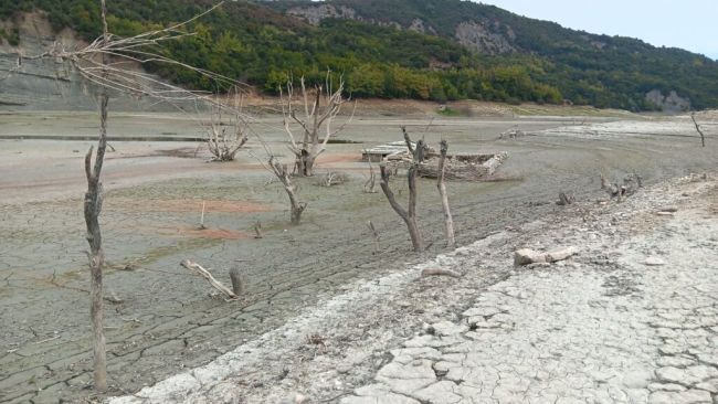 Η ΞΗΡΑΣΙΑ ΑΠΟΚΑΛΥΨΕ ΒΥΘΙΣΜΕΝΟ ΟΙΚΙΣΜΟ ΣΤΗΝ ΤΕΧΝΗΤΗ ΛΙΜΝΗ ΤΟΥ ΠΟΥΡΝΑΡΙΟΥ ΣΤΗΝ ΑΡΤΑ