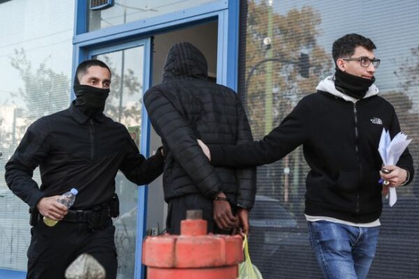 [386387] ΣΤΟΝ ΕΙΣΑΓΓΕΛΕΑ Ο ΣΥΛΛΗΦΘΕΙΣ ΩΣ ΟΔΗΓΟΣ ΤΗΣ ΜΗΧΑΝΗΣ ΠΟΥ ΠΑΡΕΣΥΡΕ ΤΗΝ 16ΧΡΟΝΗ ΣΤΗΝ ΟΔΟ ΛΙΟΣΙΩΝ (ΔΑΝΑΗ ΔΑΥΛΟΠΟΥΛΟΥ/eurokinissi)