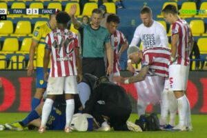 Συγκλονιστική στιγμή στο Αγρίνιο: Ο Βόλνεϊ έκανε αέρα με τη φανέλα του στον Σιέλη