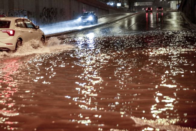[383954] ΒΡΟΧΗ ΣΤhΝ ΑΘΗΝΑ (ΓΙΑΝΝΗΣ ΠΑΝΑΓΟΠΟΥΛΟΣ / eurokinissi)