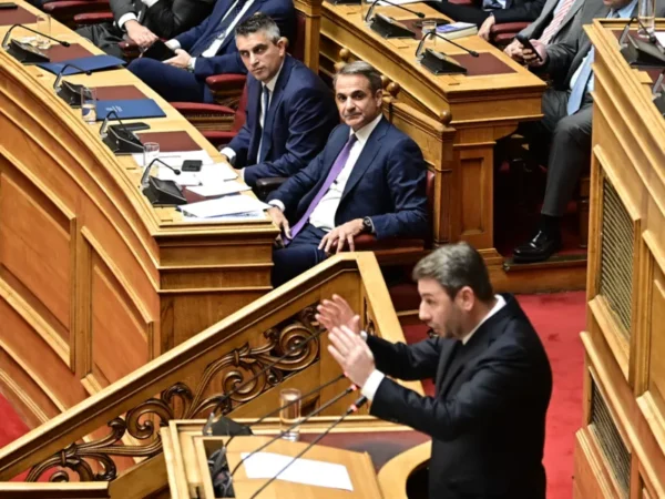vouli mitsotakis androulakis.png