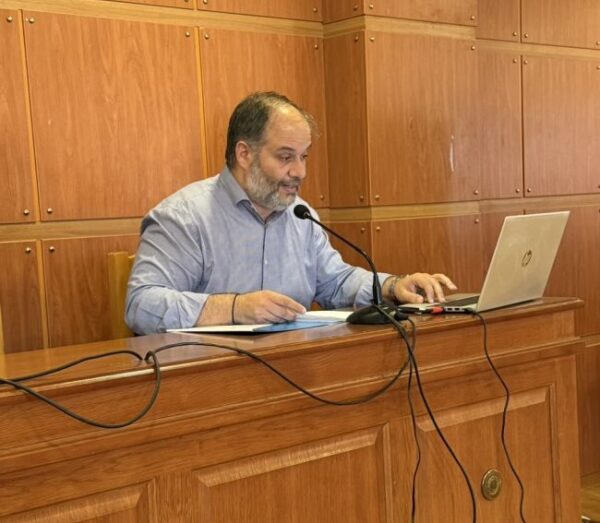 11. Ο δήμαρχος Νάουσας Νικόλαος Κουτσογιάννης αναπτύσσει την εισήγησή του ΞΕΤΥΛΙΓΟΝΤΑΣ ΤΟ ΝΗΜΑ ΤΗΣ ΒΙΟΜΗΧΑΝΙΚΗΣ ΚΛΗΡΟΝΟΜΙΑΣ