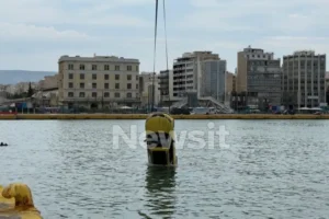 Πειραιάς: Νεκρός ο οδηγός ταξί που έπεσε στη θάλασσα – Δύτες απεγκλώβισαν τη σορό του