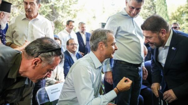 xrwma mitsotakis (3)