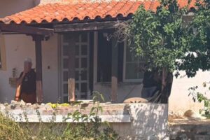 Στο υπόγειο του σπιτιού στο Μαραθώνα βρέθηκε η ηλικιωμένη, ήταν τυλιγμένη σε νάιλον